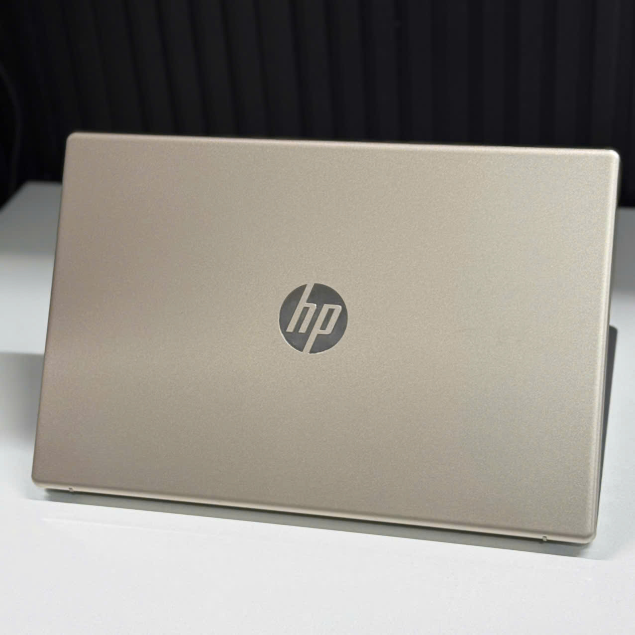 Laptop HP 15-fd0234TU 9Q969PA thiết kế bạc