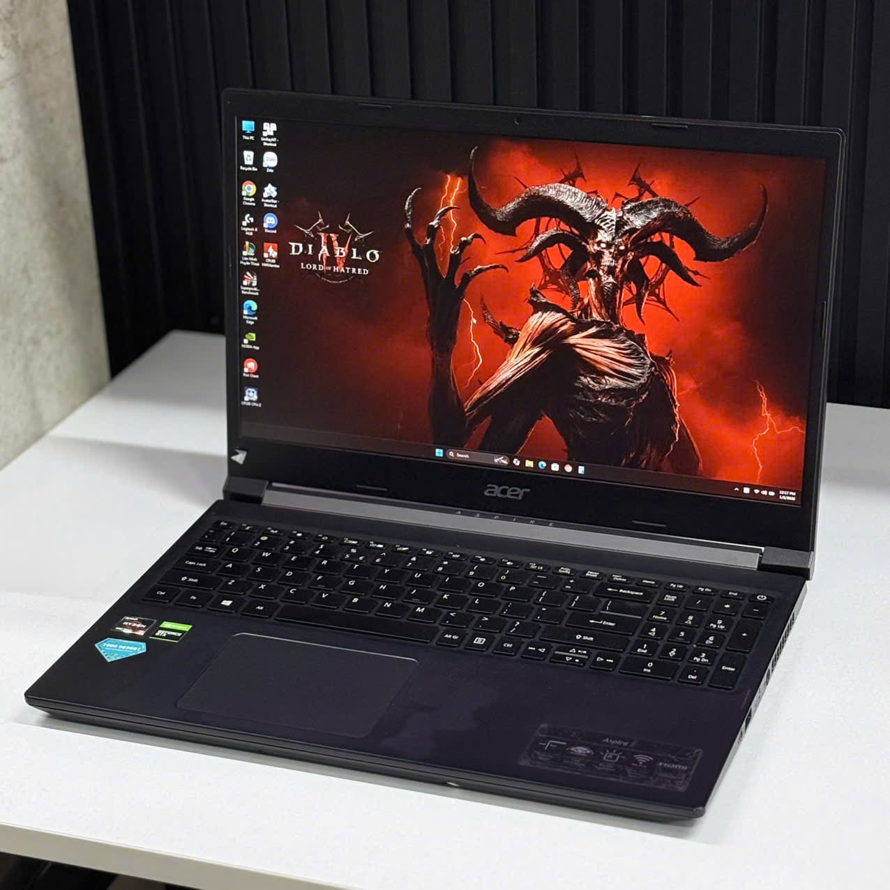 Laptop Acer Gaming Aspire 7 A715-42G-R4XX màn hình và bàn phím