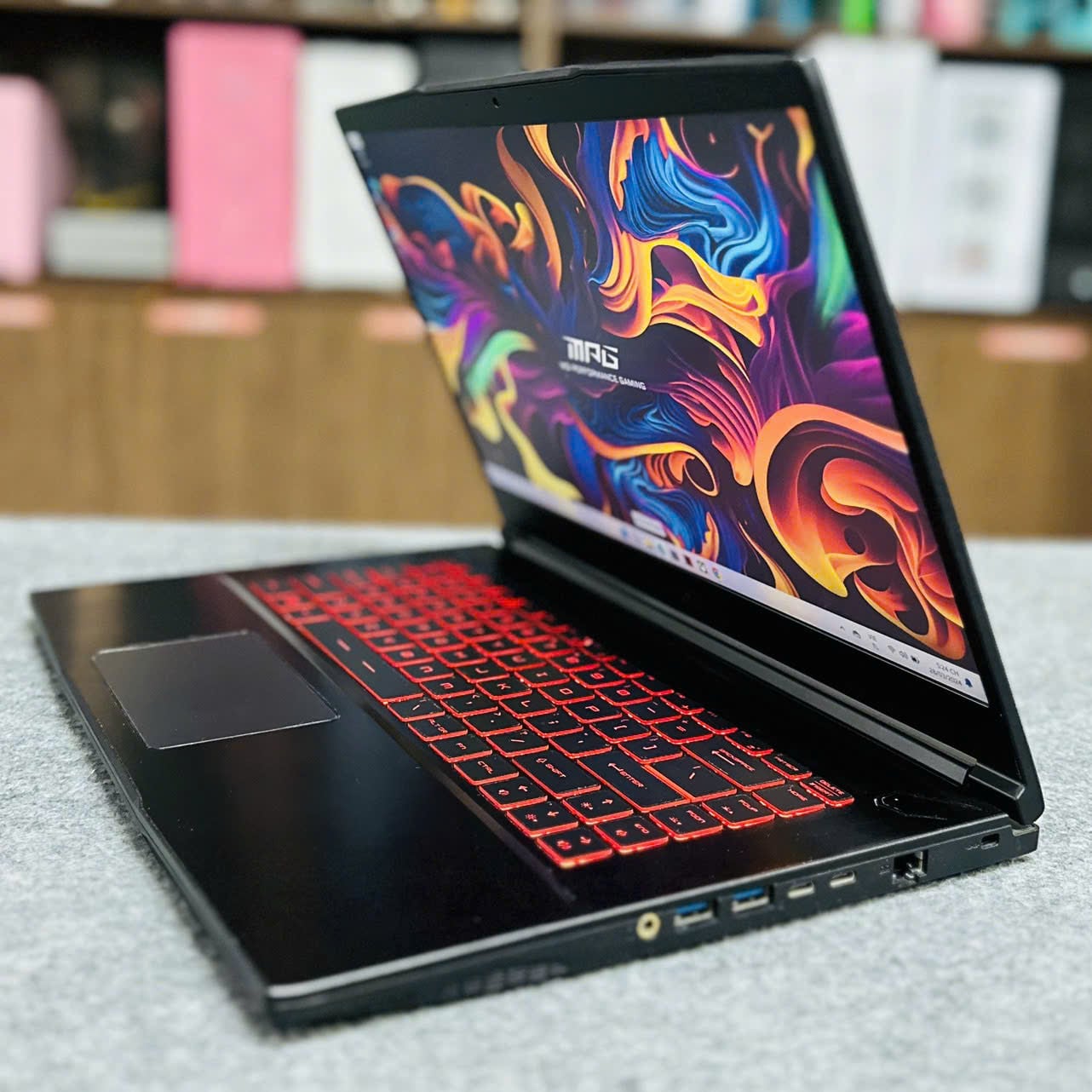 Laptop MSI GF65 Thin 10UE-228VN góc nghiêng
