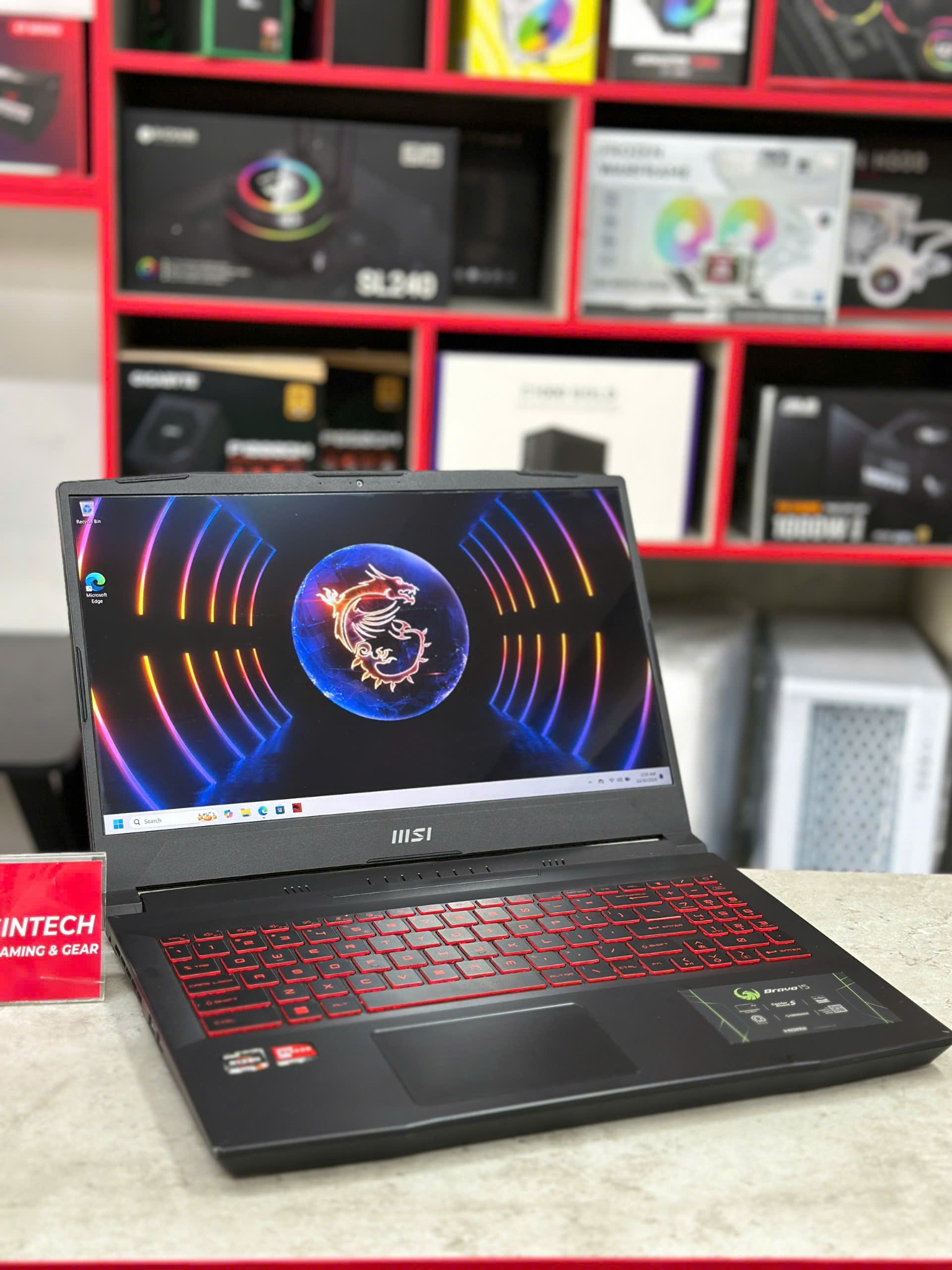 MSI Bravo 15 B5DD dùng hằng ngày Laptop MSI Bravo 15 B5DD trên bàn làm việc