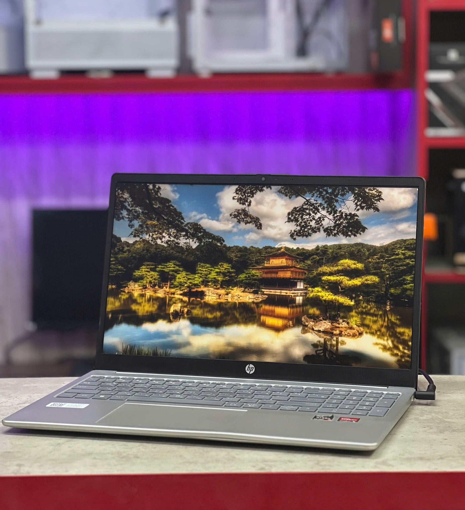 Laptop HP 15 fc0085AU cũ đẹp góc nghiêng