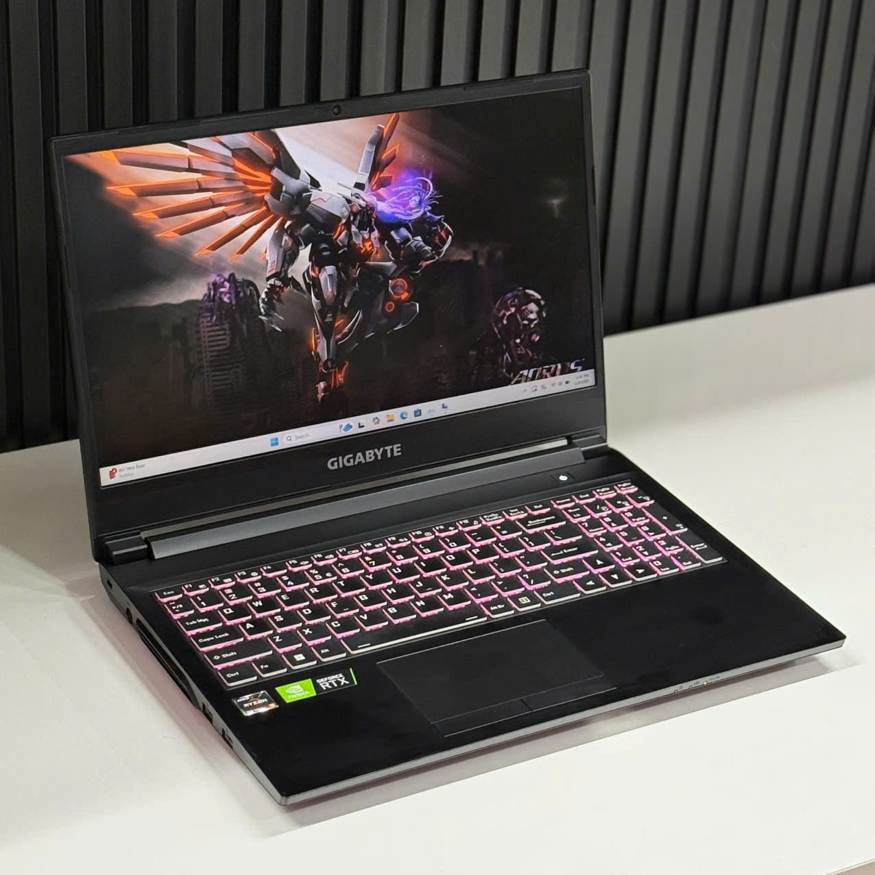 Laptop Gigabyte A5 K1-AVN1030SB chi tiết thân máy