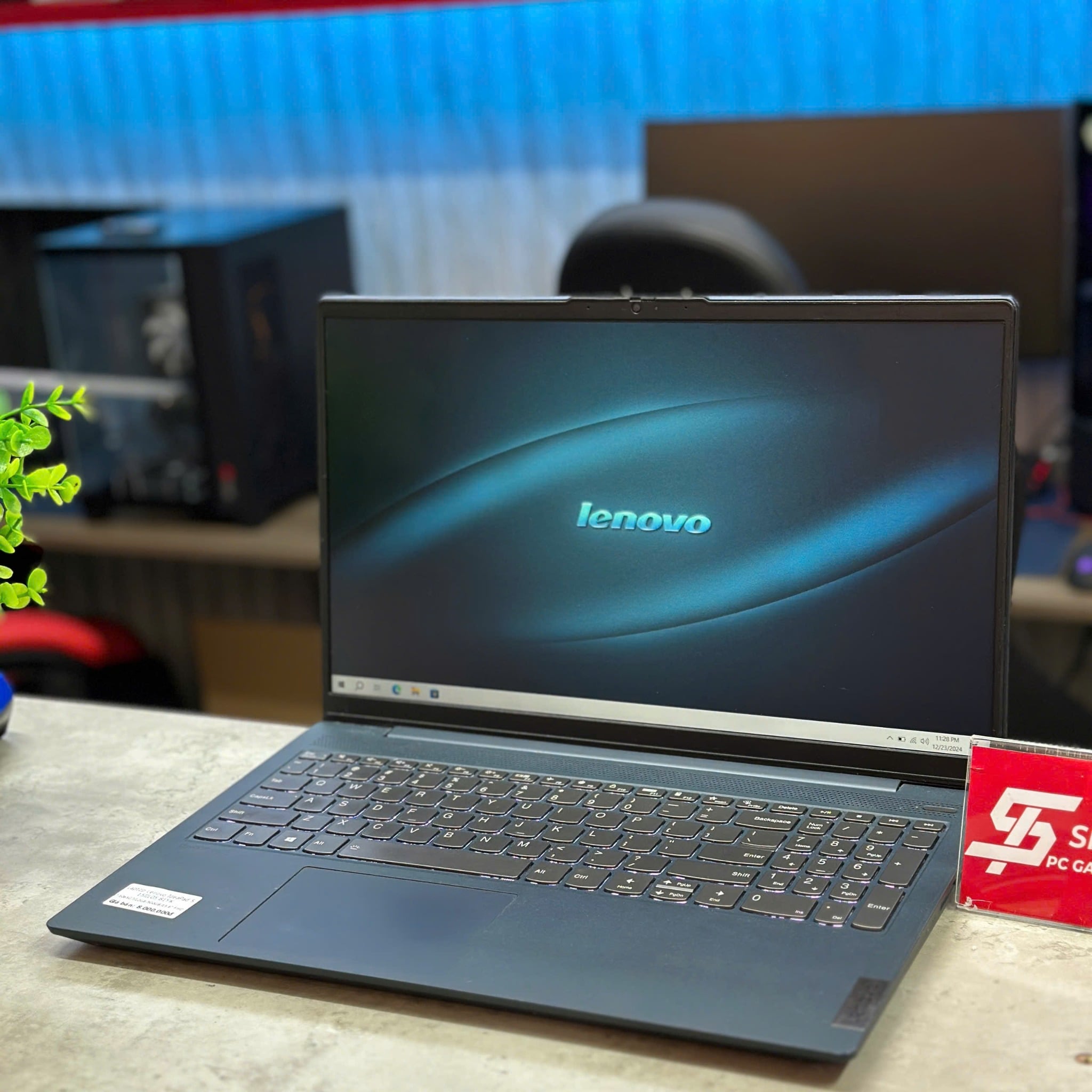 Lenovo IdeaPad 5 15IIL05 cũ đẹp tại Sintech Laptop Lenovo IdeaPad 5 15IIL05 cũ đẹp góc nghiêng