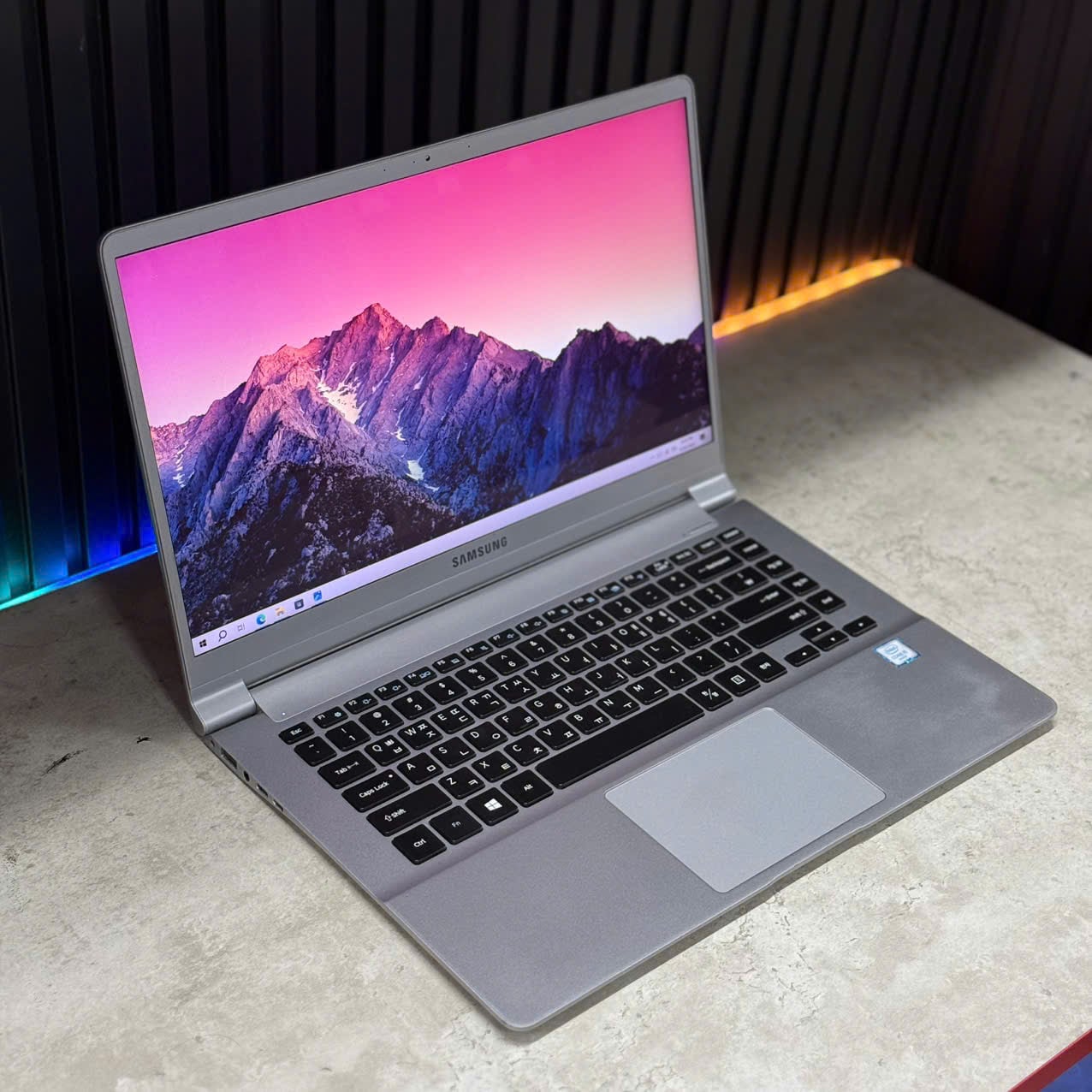Laptop Samsung 900X5L-U02 cũ đẹp góc nghiêng