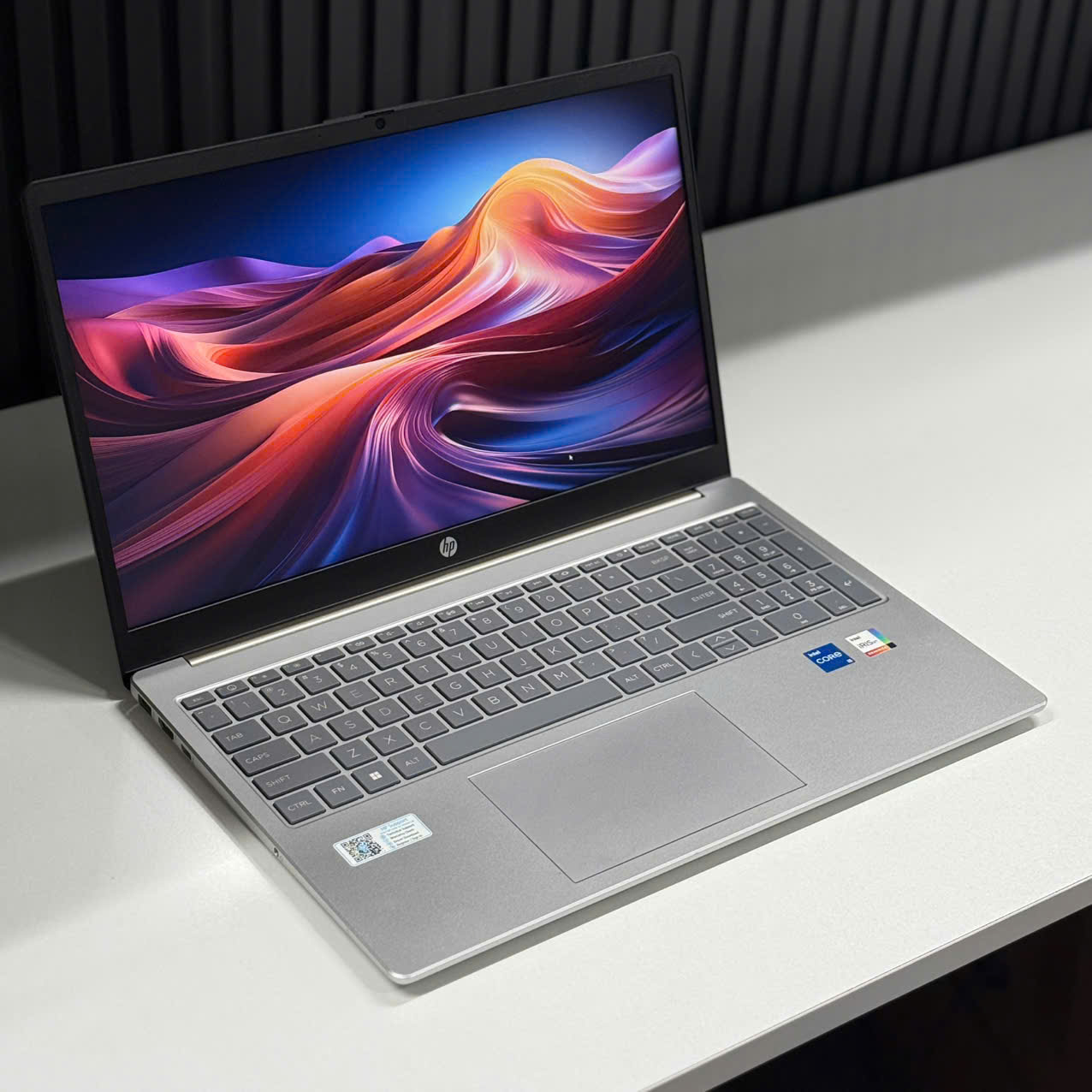 Laptop HP 15-fd0234TU 9Q969PA góc nghiêng
