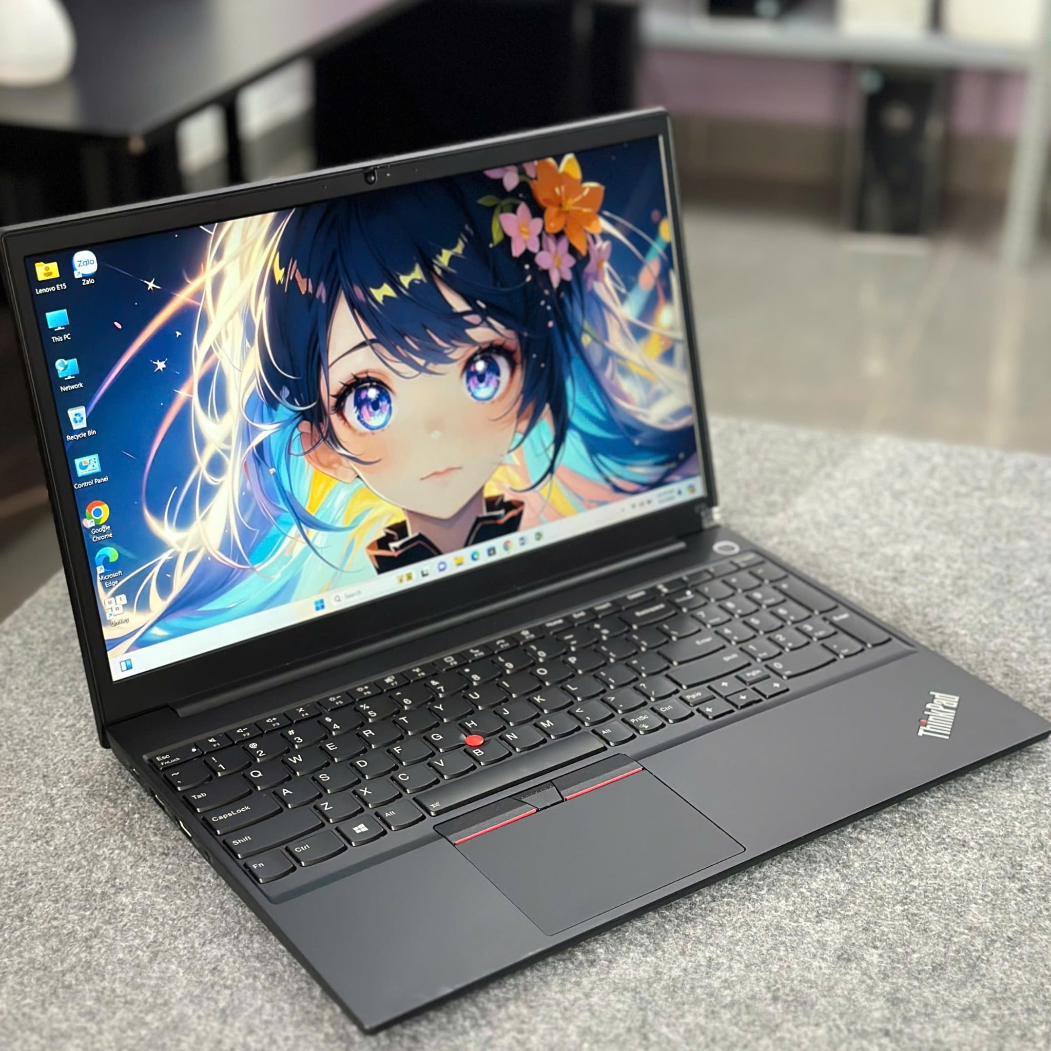 Laptop Lenovo ThinkPad E15 Gen 2 mặt lưng và thiết kế màu đen