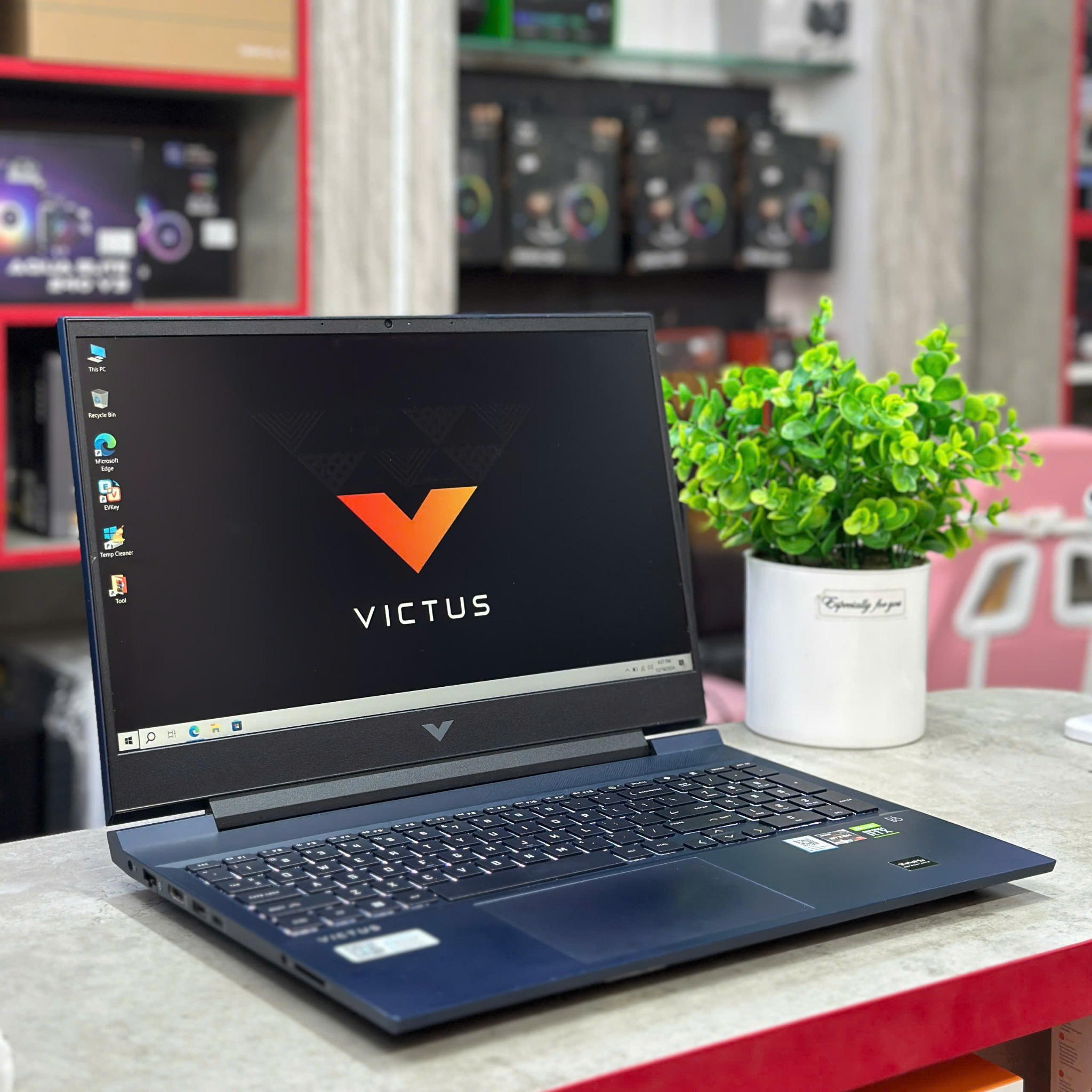 Laptop HP Gaming VICTUS 16 e1102AX R7 6800H/16GB/512GB/4GB RTX3050Ti/144Hz