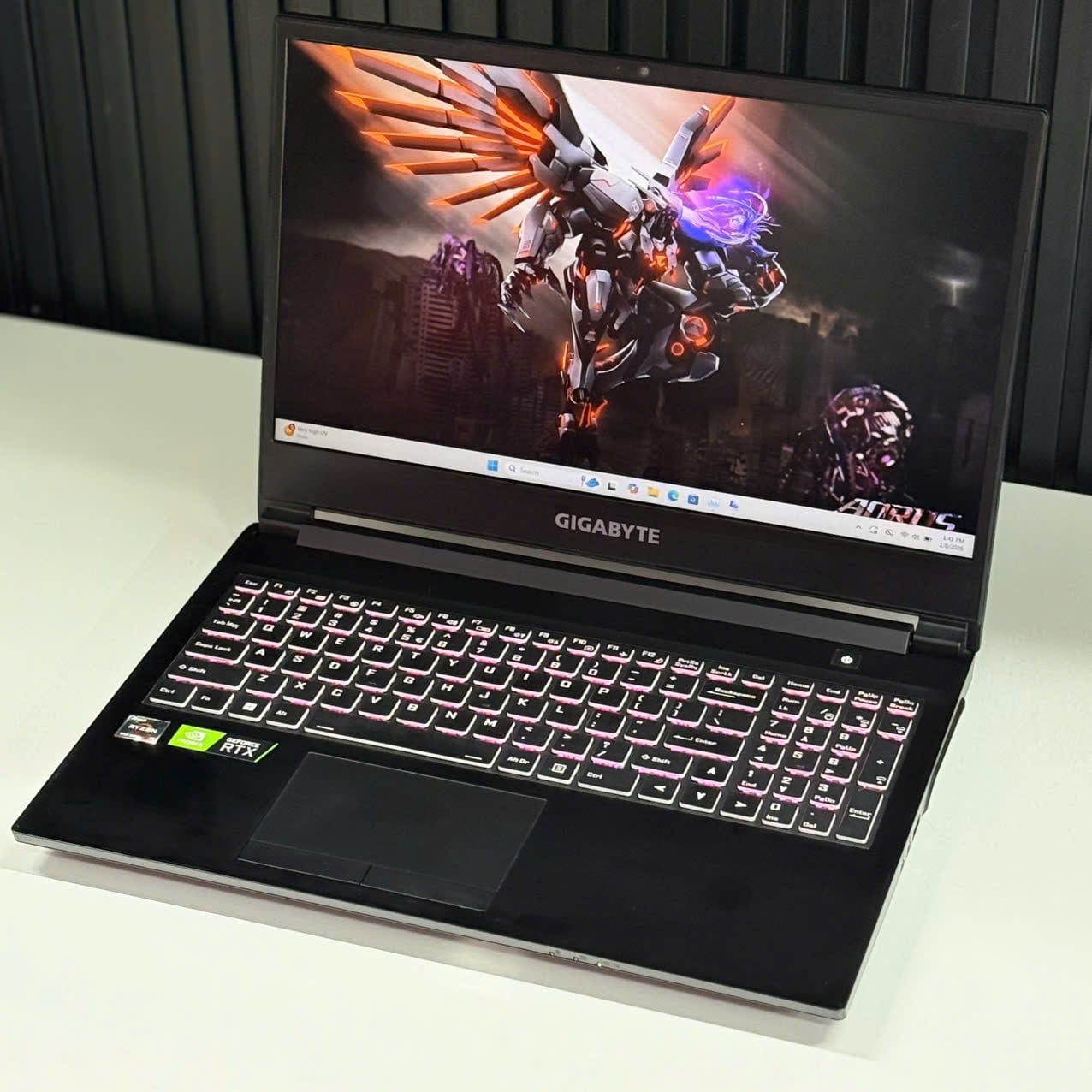 Laptop Gigabyte A5 K1-AVN1030SB góc nghiêng