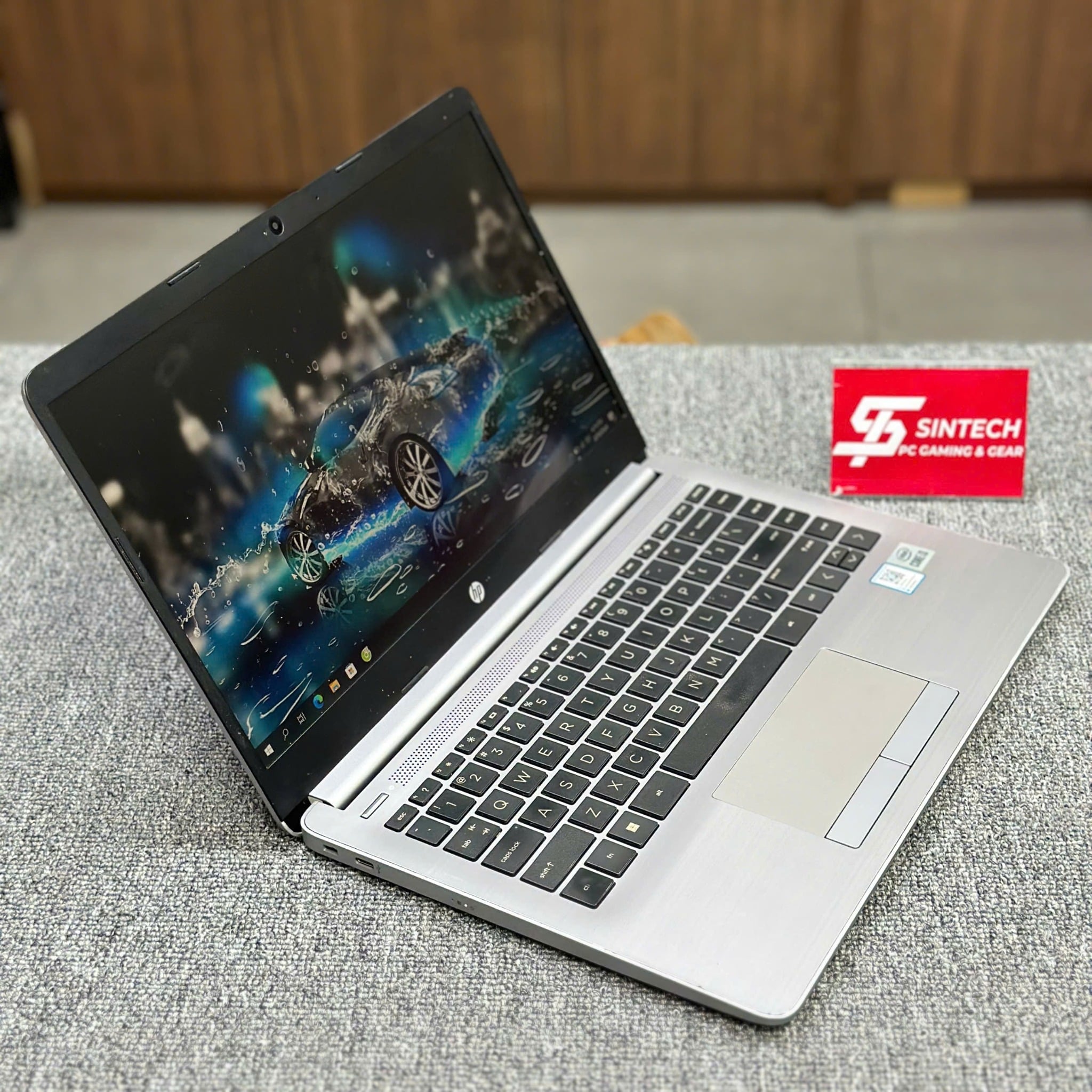 Laptop HP 240 G8 cũ góc mở máy Laptop HP 240 G8 cũ góc mở máy