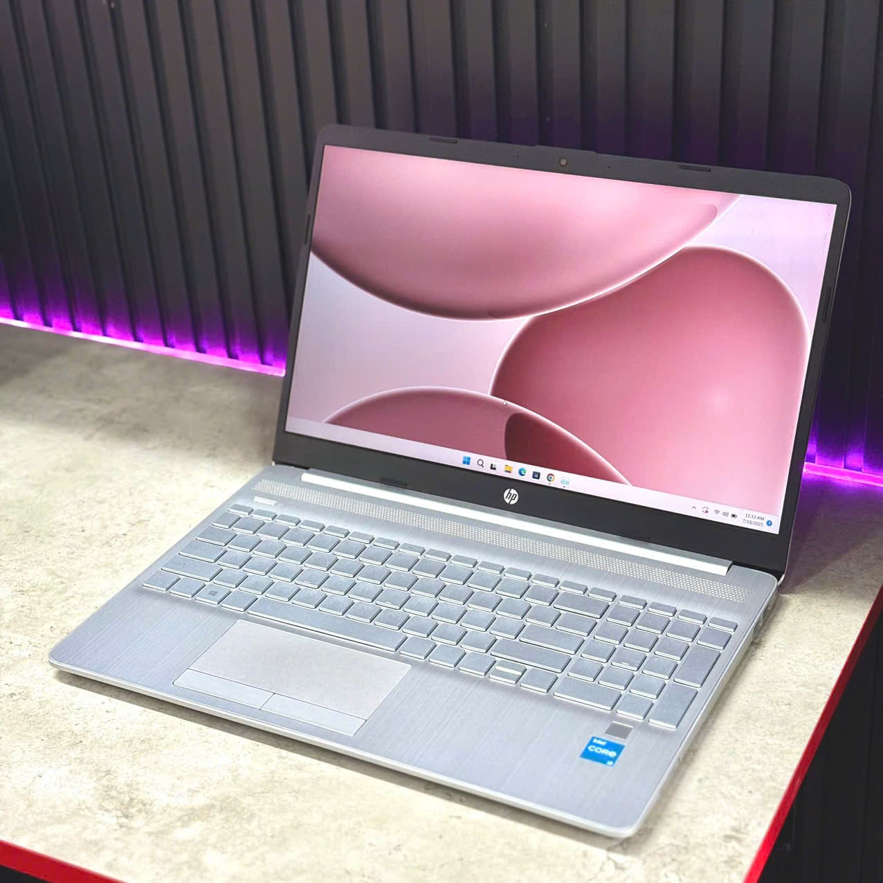 Laptop HP 15-DW3033DX 405F6UA mặt lưng sản phẩm