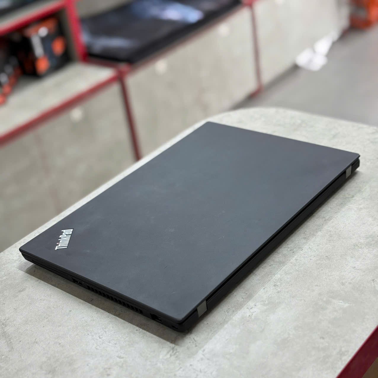 Laptop Lenovo ThinkPad T490 cảm ứng góc nghiêng