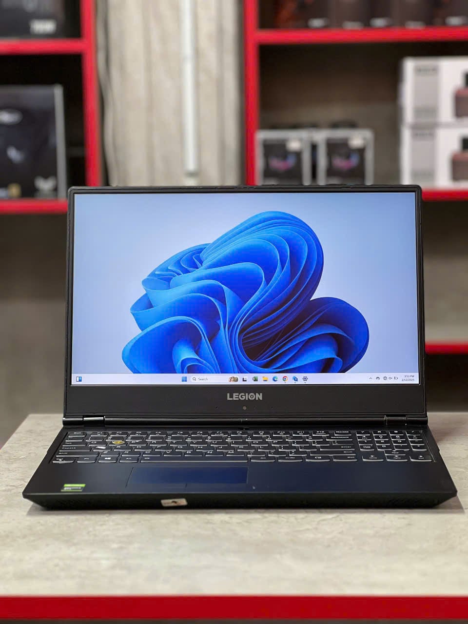 Laptop Lenovo Legion Y540 mặt trước Laptop Lenovo Legion Y540 mặt trước