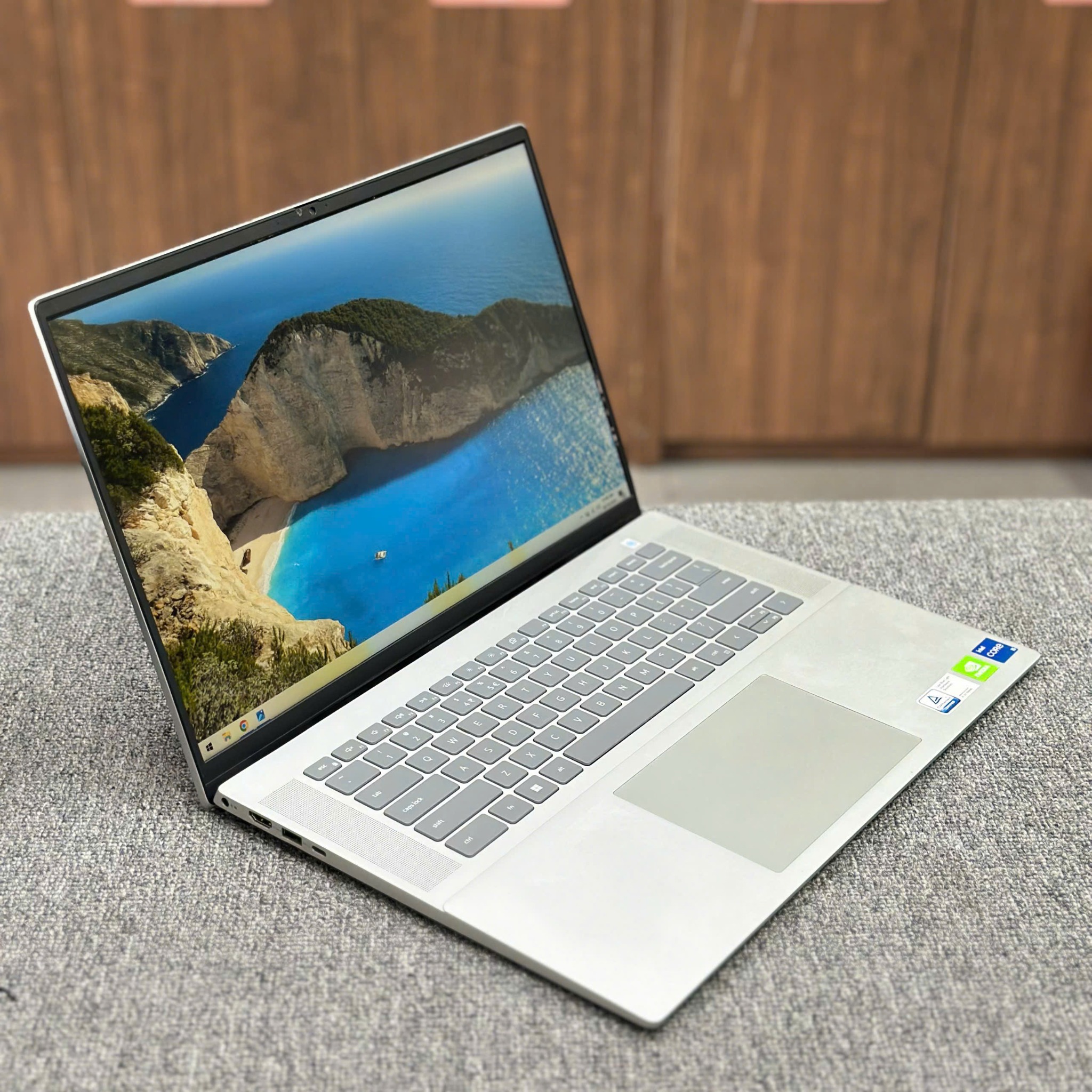 Laptop Dell Inspiron 16 5620 cũ đẹp góc cạnh máy