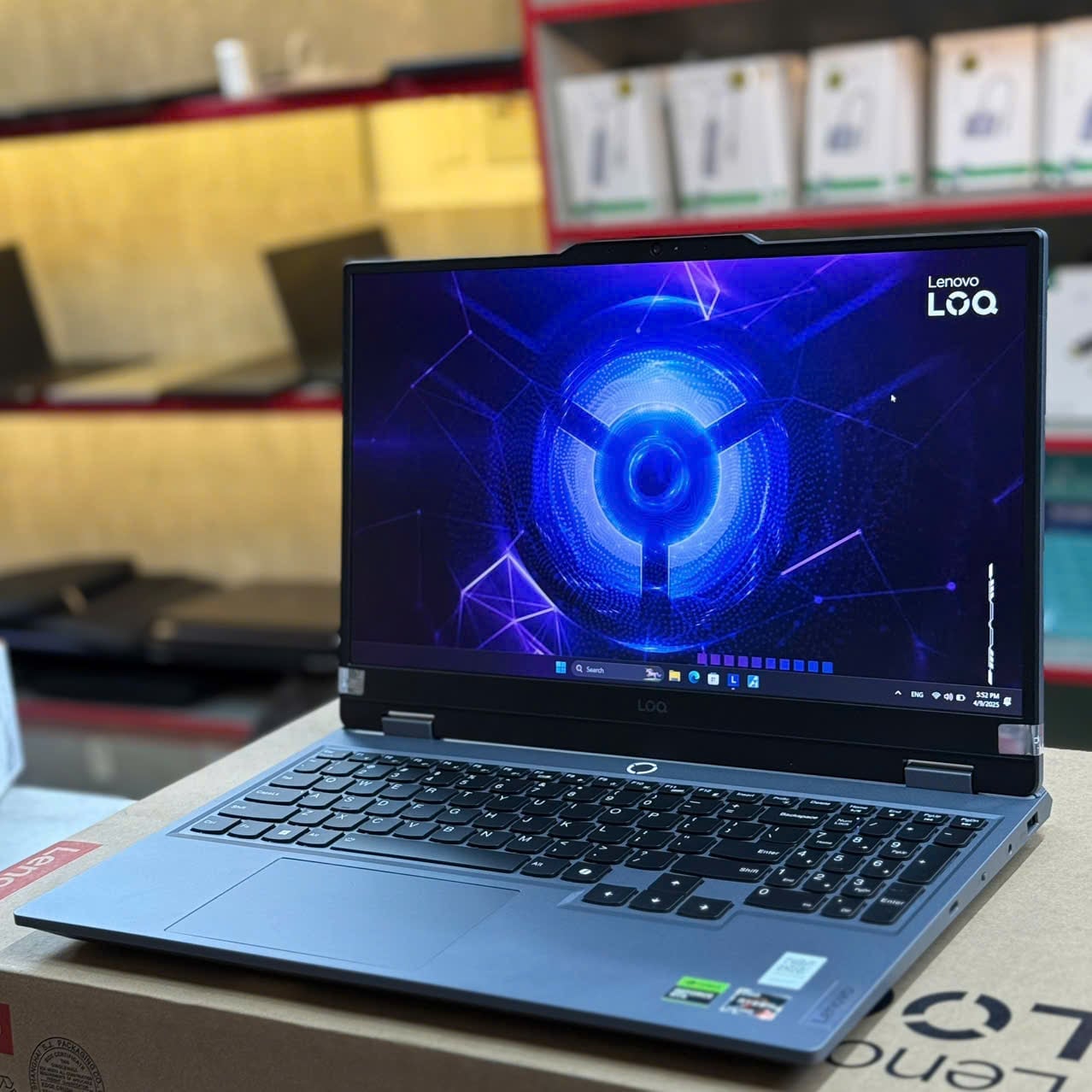 Laptop Lenovo LOQ 15ARP9 83JC003VVN góc nhìn cạnh máy