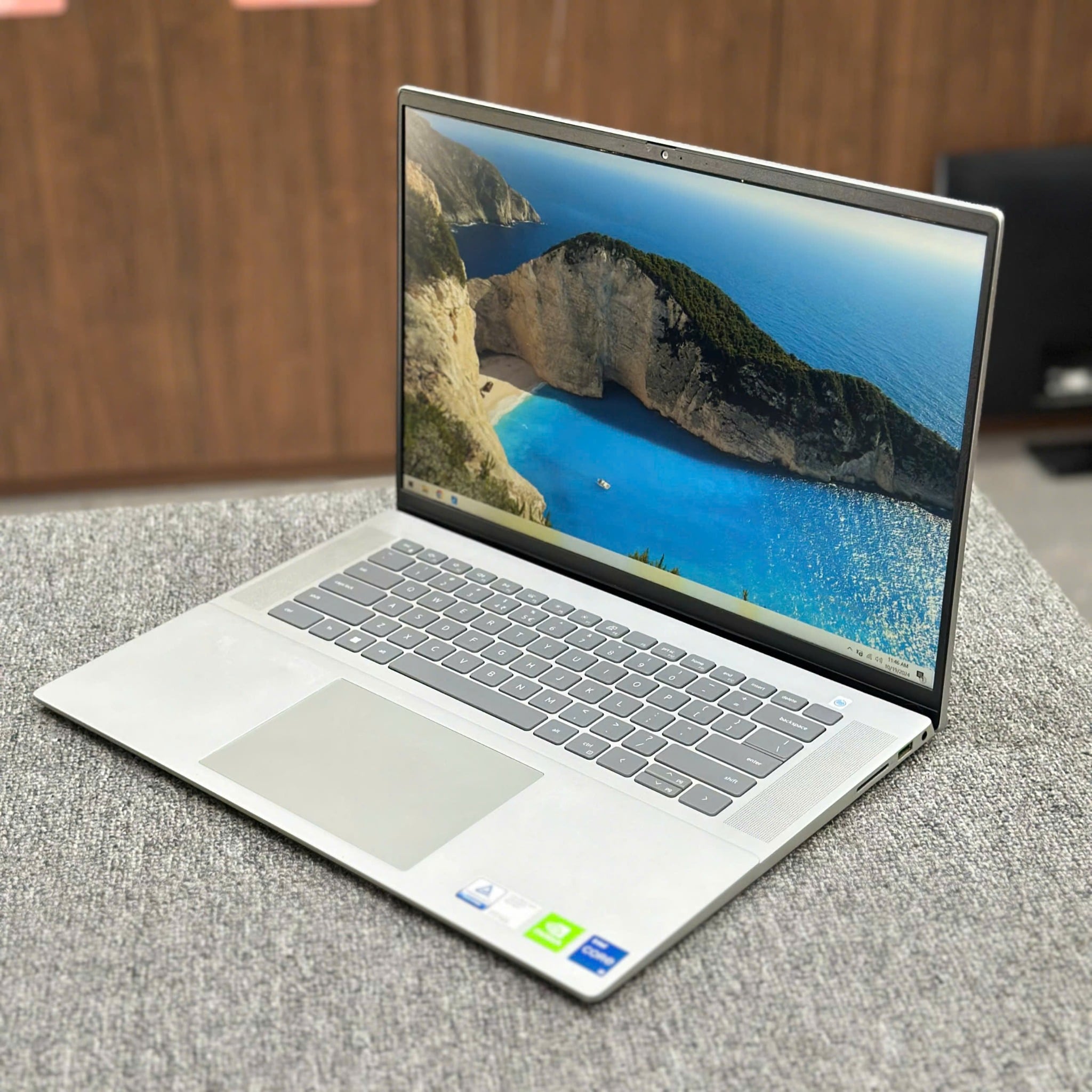 Laptop Dell Inspiron 16 5620 cũ đẹp mặt lưng
