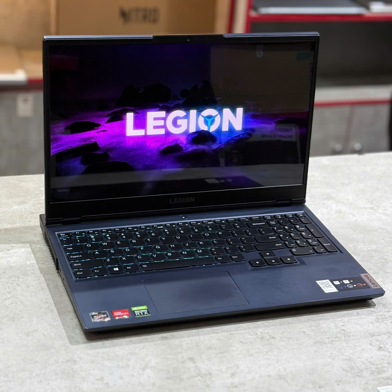 Chi tiết Lenovo Legion 5 15ACH6 Laptop Lenovo Gaming Legion 5 15ACH6 chi tiết cạnh máy