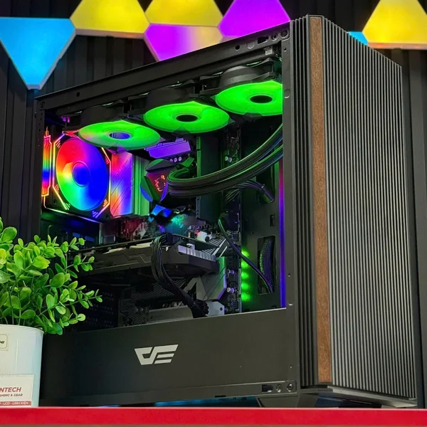 Bộ PC gaming vỏ kính với tản nhiệt nước và quạt LED bên trong