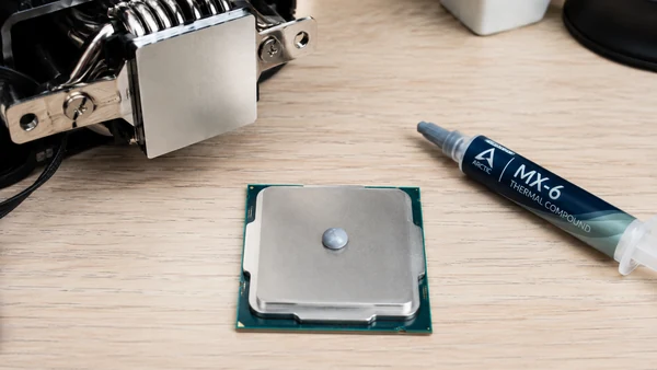 Chấm keo tản nhiệt cỡ hạt đậu ở giữa mặt CPU