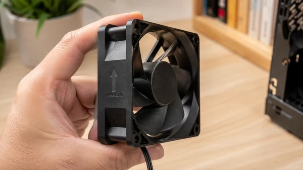 Quạt case với mũi tên chỉ hướng gió in trên thân quạt