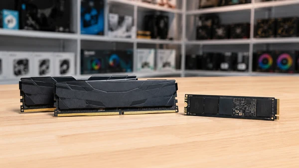 Hai thanh RAM và ổ SSD M.2 đặt trên bàn gỗ