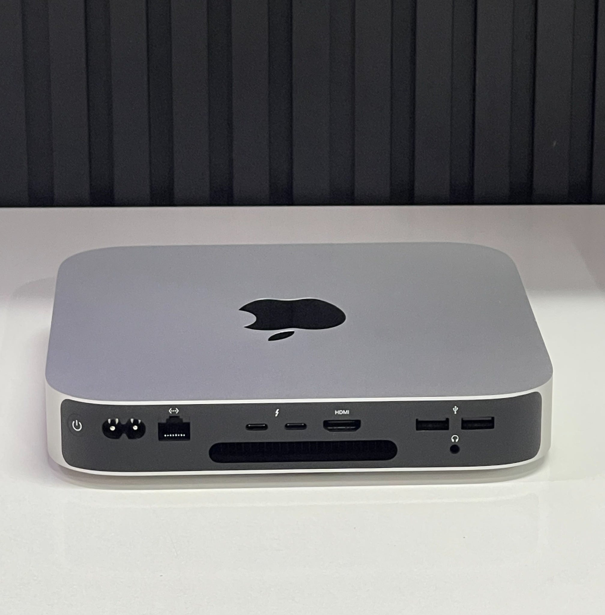 Apple Mac Mini 2023 với Chip Apple M2, CPU 8 nhân (RAM 8GB, Bộ nhớ SSD 256GB) - Màu bạc