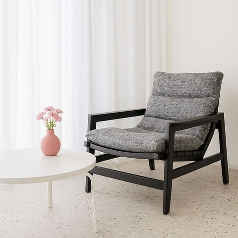 ghế thư giãn đệm vải xám khung gỗ đen