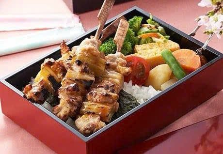  05月12日（火）： ♡母の日♡「旨たれ焼き！やきとり」弁当（揚出しカレー煮＆カニ卵）  （ヤクルト付） 