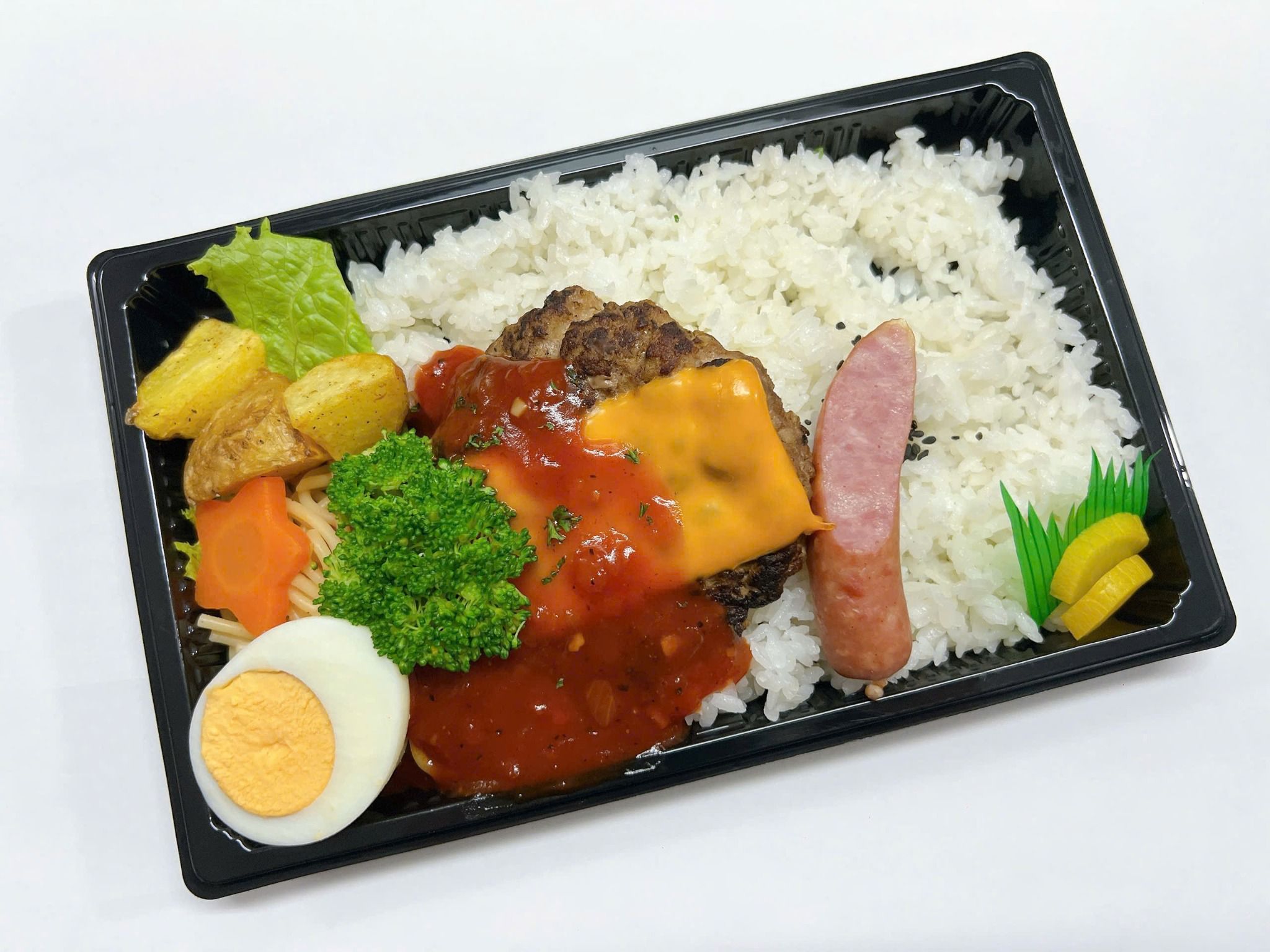  12月02日（火）：『 直火焼き！ハンバーグ 』チーズナポリタンソース　 (エクレア付) 