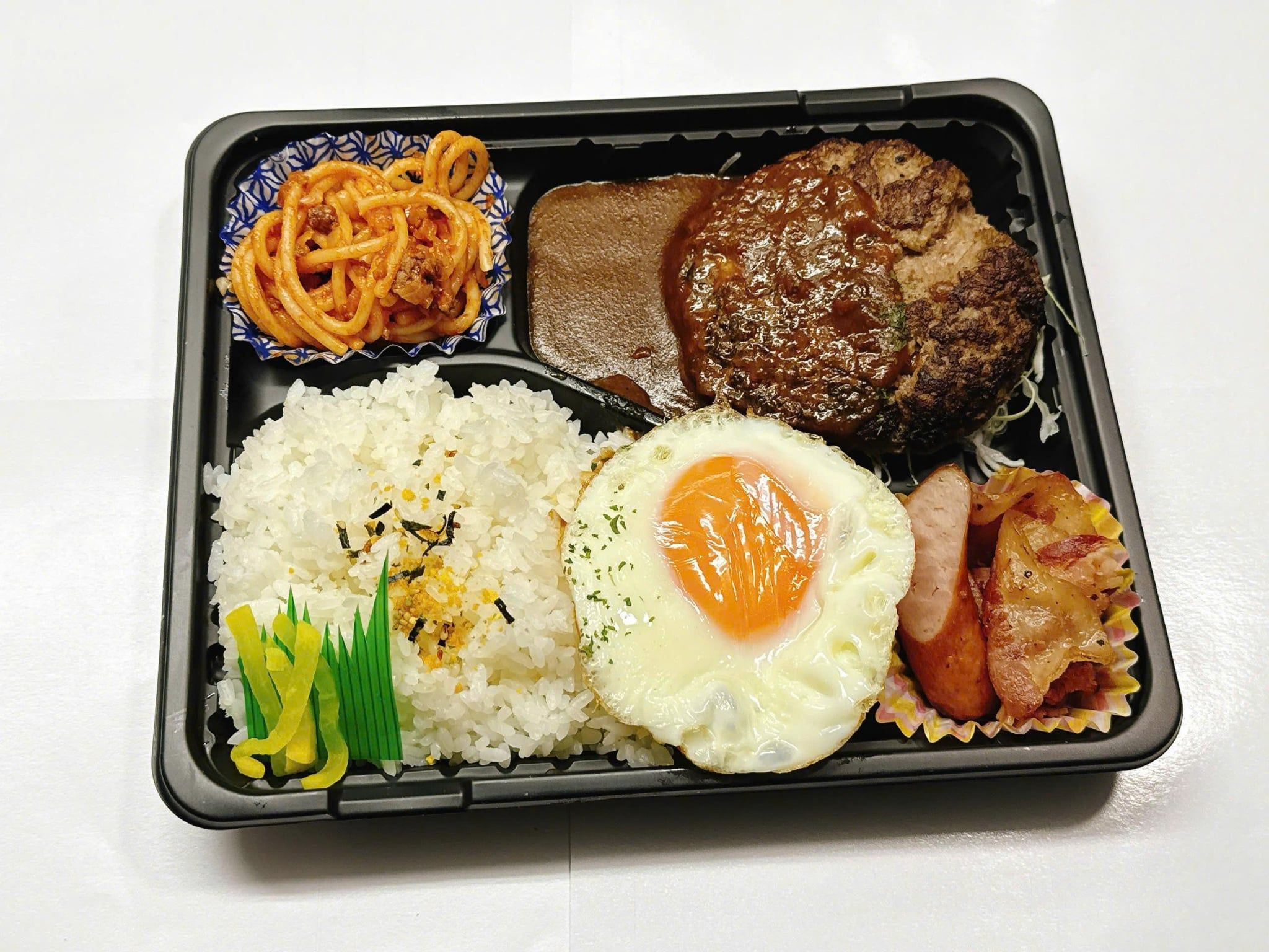  09月17日（木）：目玉焼き『直火焼き！ハンバーグ（デミグラスソース）』弁当  (エクレア付) 