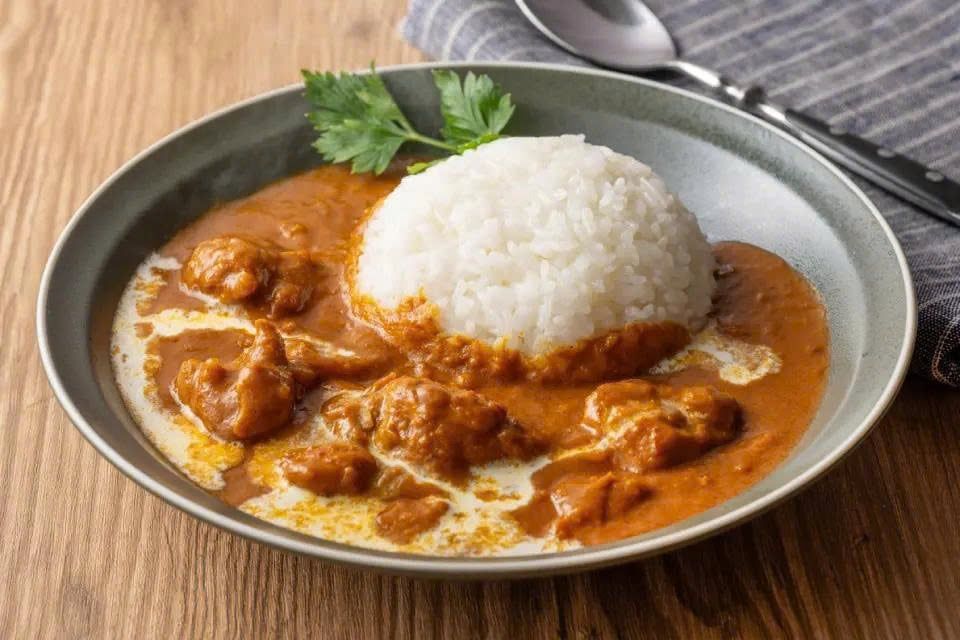  09月24日（木）：うまこく『トマトクリーム・バターチキンカレー 』旨バターライス・ナン付き  (カラメルポップコーン付) 