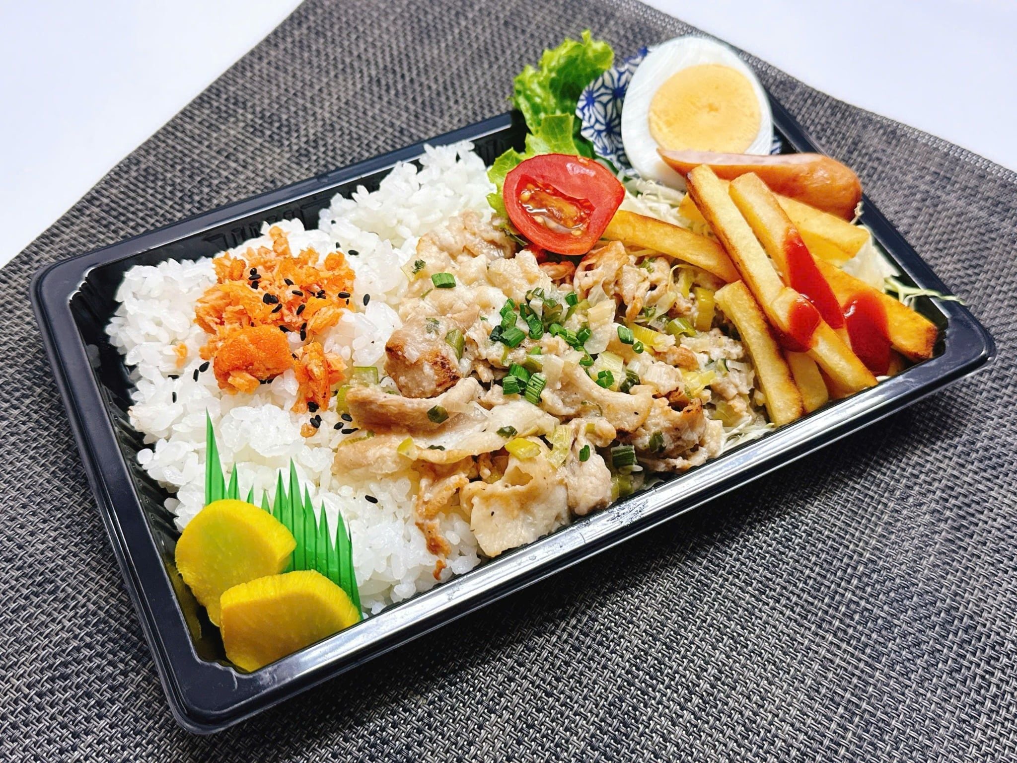  06月11日（木）：カルビ肉100％パワー！！ 炙り『 豚ネギ塩カルビ』弁当  （バナナケーキ付） 