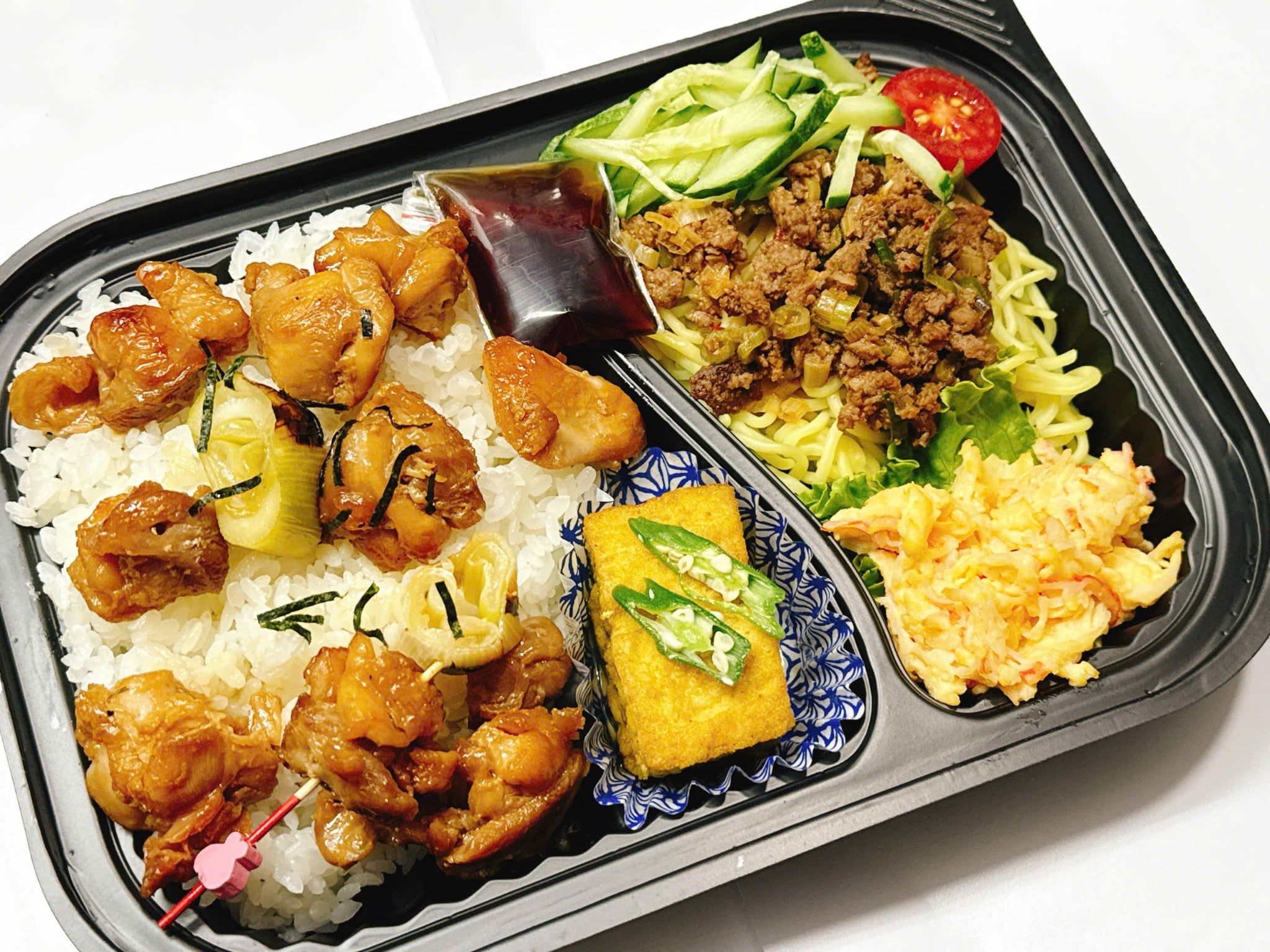  10月22日（木）：ママも休息♡「旨み肉味噌ジャージャー麺」＆「旨たれ焼き！やきとり」弁当(ヤクルト付) 