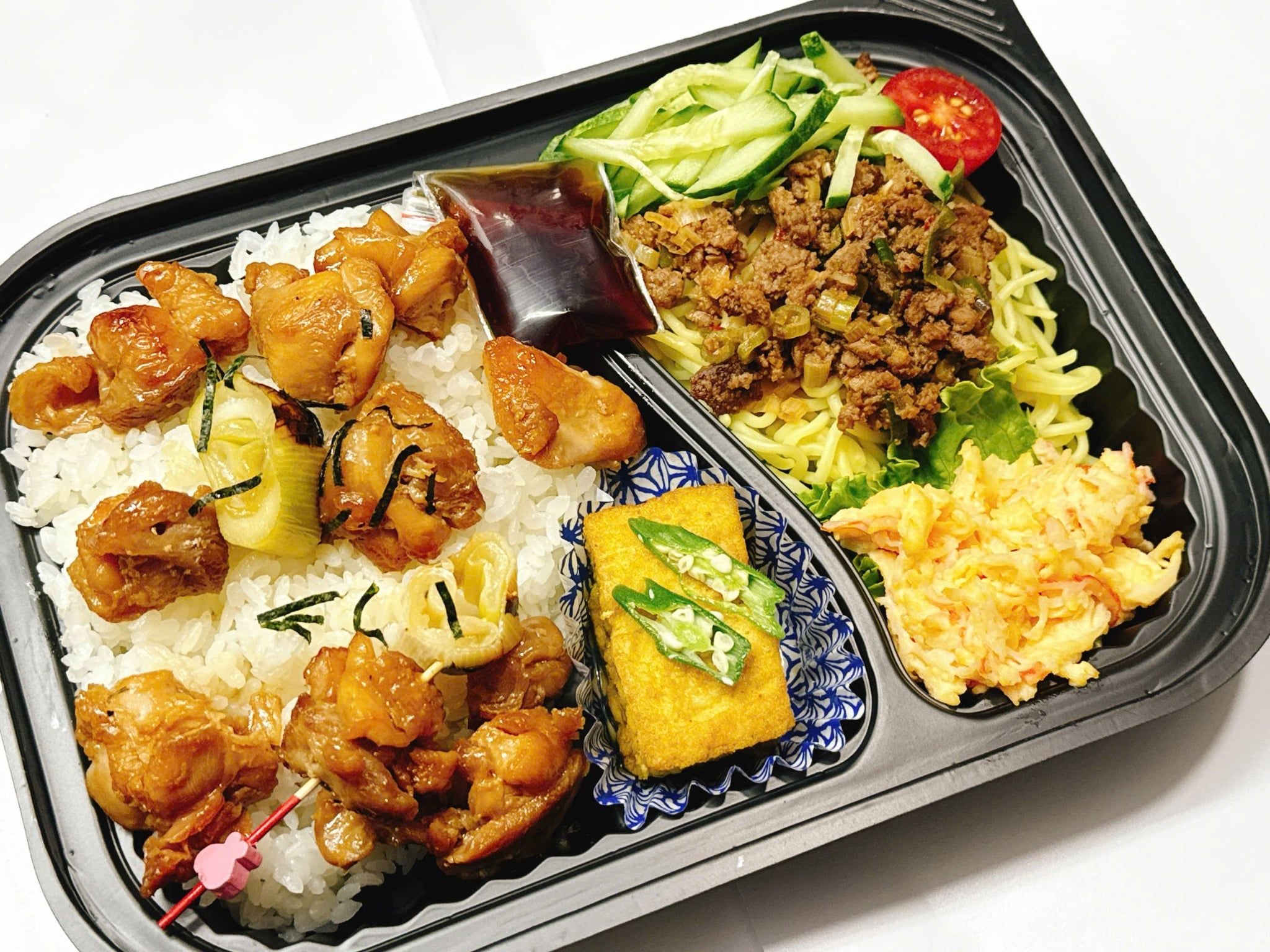  10月22日（木）：ママも休息♡「旨み肉味噌ジャージャー麺」＆「旨たれ焼き！やきとり」弁当(ヤクルト付) 