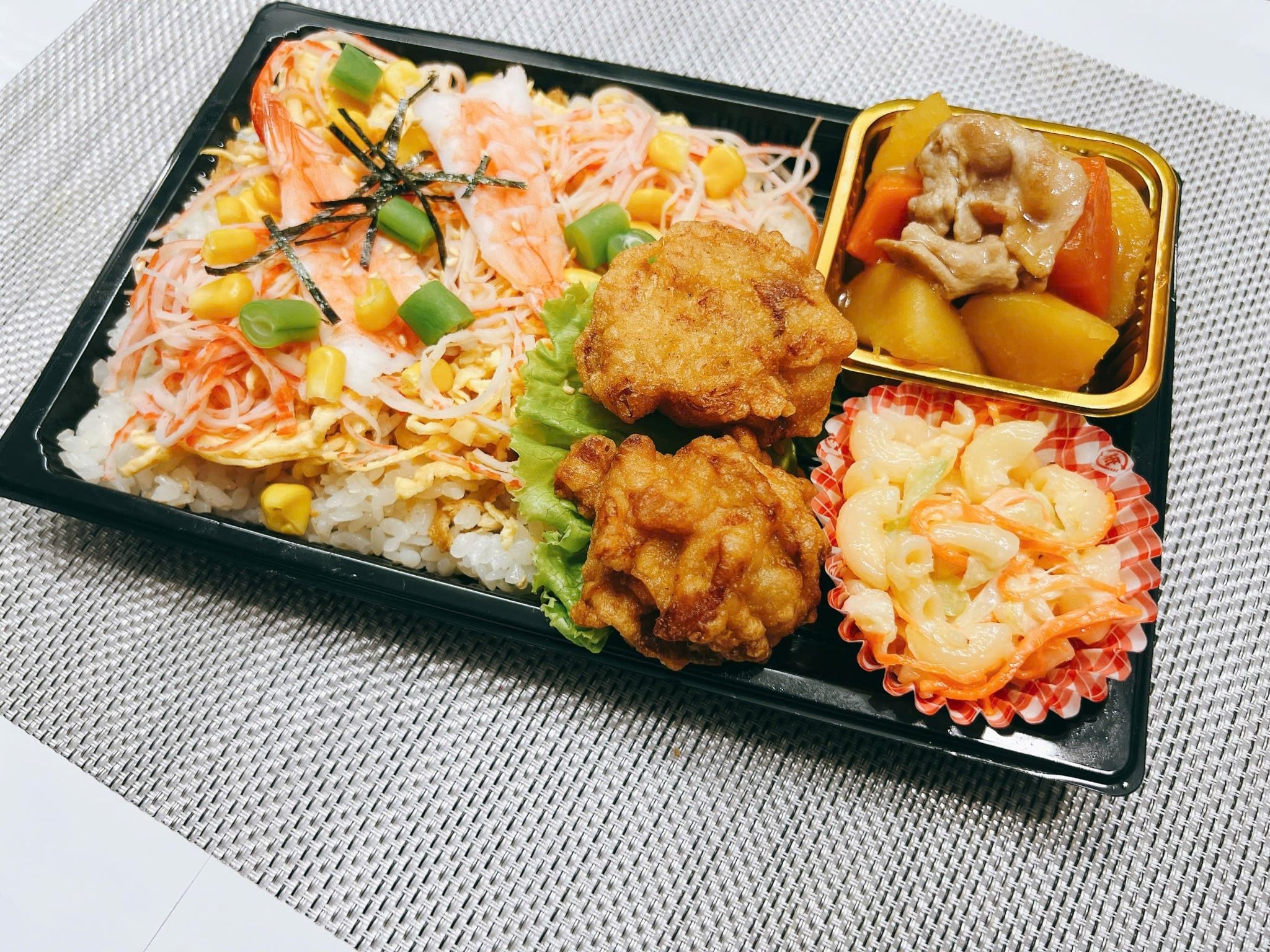  10月29日（木）：ハロウィーン(^^♪『 海鮮ちらし寿司 』＆ 「肉じゃが」鶏唐揚げ＆のり塩ポテト (かしわ餅付) 