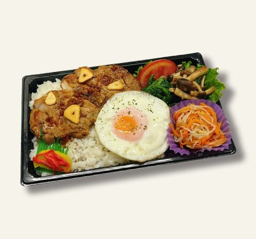  Hộp cơm thịt cốt lết heo áp chảo sốt bơ tỏi 