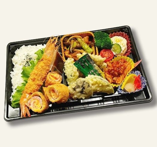  特別弁当（えびフライ、ベーコンとチーズのひとくちフライ、天ぷら、鶏もも肉のごまみそ煮…） 