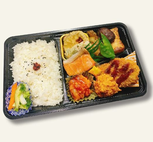  Hộp cơm đặc biệt theo yêu cầu (Thịt bò sukiyaki, Tempura, Cá basa tẩm bột chiên, Cá hồi nướng, Tôm sốt chua ngọt, Gà karaage...) 