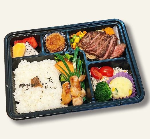  特別弁当（牛肉ステーキ、鶏照り焼き、鮭塩焼き、チームかぼちゃコロッケ、ポテトサラダ…） 