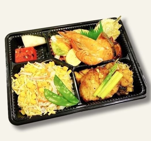  特別弁当（ちらし寿司、エビ養老煮、ガーリックステーキ、キス天ぷら…） 