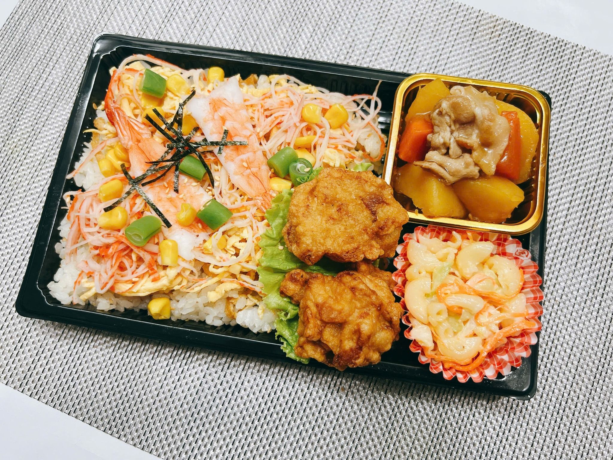  11月25日（火）：海老と玉子♬『 海鮮ちらし寿司 』・鶏唐揚げ＆肉じゃが     (かしわ餅付) 