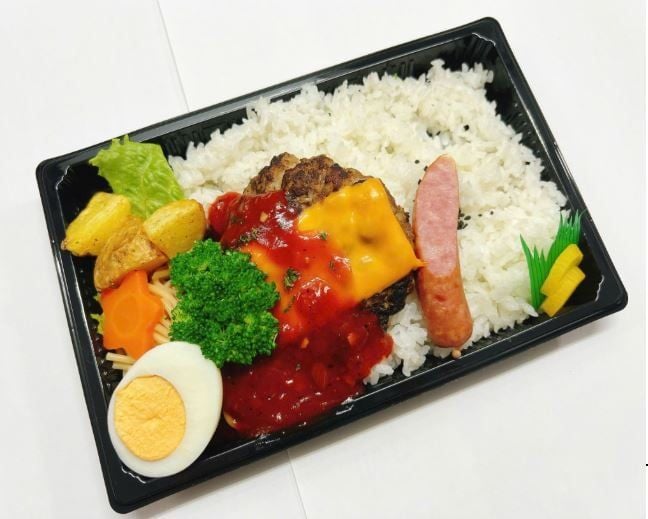  06月09日（火）：みんな大好き★『 直火焼き！ハンバーグ 』チーズナポリタンソース（フルーツ付） 