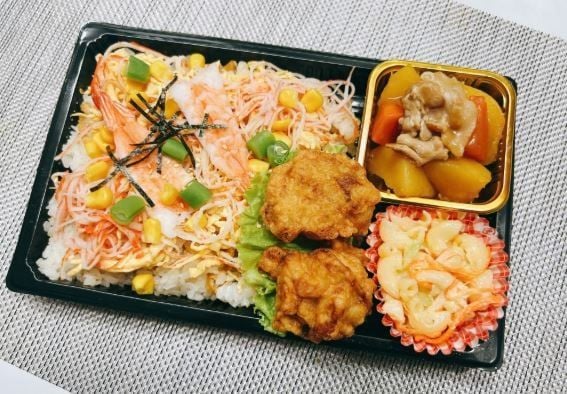  09月22日（火）：秋分の日♬『 海鮮ちらし寿司 』＆ 「肉じゃが」鶏唐揚げ＆のり塩ポテト  (かしわ餅付) 