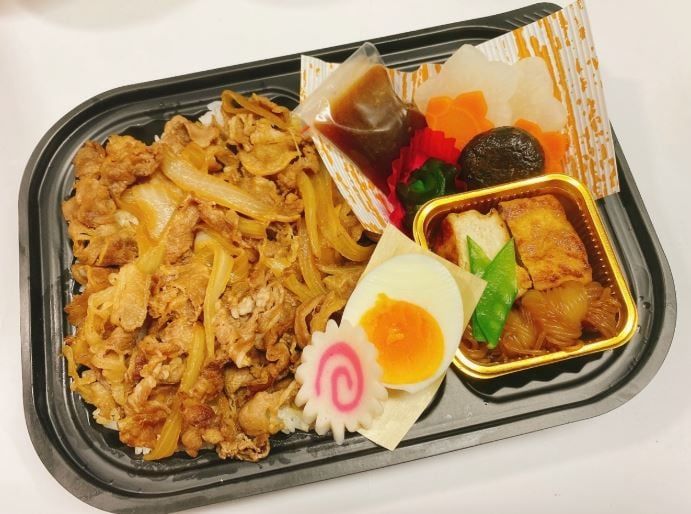  06月18日（木）：父の日 (^O^)！ 関西風「牛すき焼き」丼（ヤクルト付） 