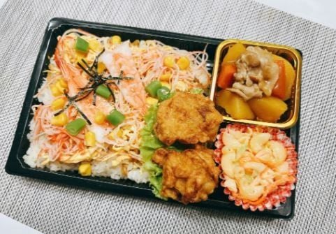  05月14日（木）： ❀カーネーション！『 海鮮ちらし寿司 』・鶏唐揚げ＆肉じゃが  （かしわ餅付） 