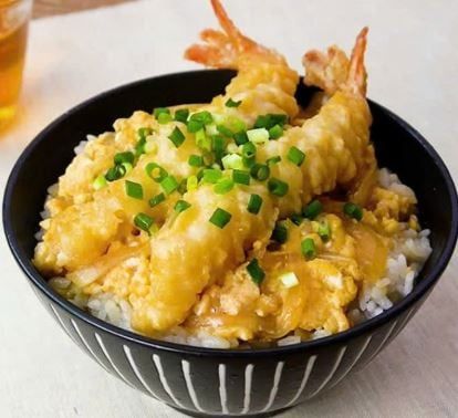  10月13日（火）：ふわとろ卵♡の「えび天とじ丼」& 牛焼き肉・塩やきそば   (エクレア付) 