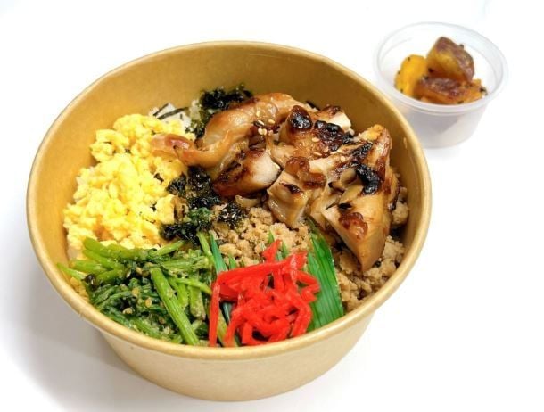  06月23日（火）：炙り『照り焼きチキン』と『鶏と卵のそぼろ丼』　（大学芋付） 