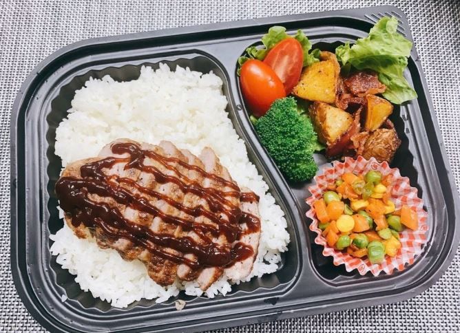  05月26日（火）： 元気もりもり！！『 粗挽き肉ハンバーグステーキ！』BBQソース （カラメルポップコーン付） 