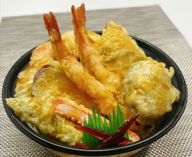  06月25日（木）：えび天2本入り☆彡！甘ダレ『 海老天丼 』野菜天ミックス　（カラメルポップコーン付） 