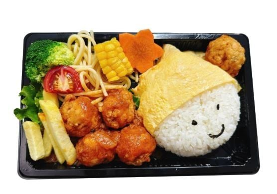  10月01日（木）：おべんとクン！！『鶏肉ミートボール』ハヤシソース (美味しいドーナツ付) 