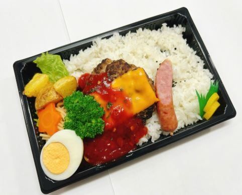  10月06日（火）：みんな大好き★『 直火焼き！ハンバーグ 』チーズナポリタンソース (フルーツ付) 